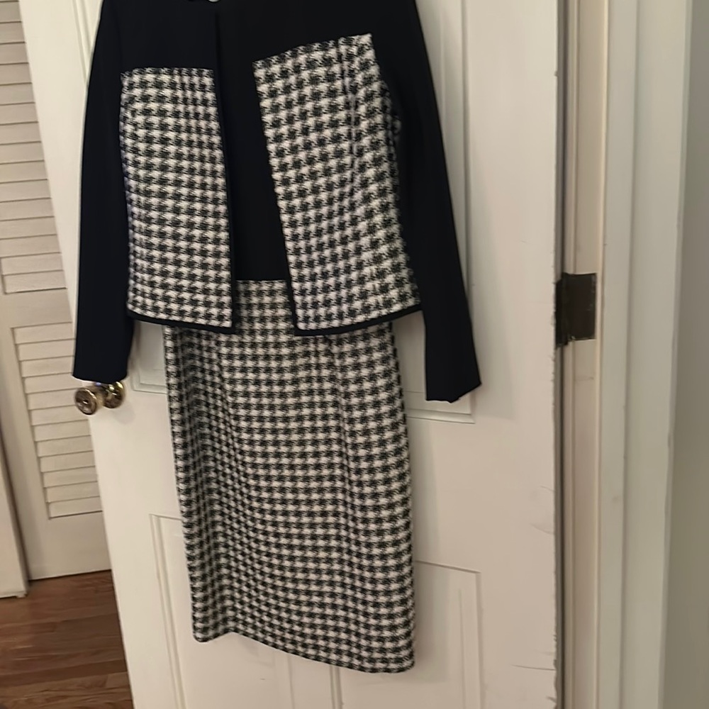 Stunning black and white classic Albert Nipon dress and jacket, size 12